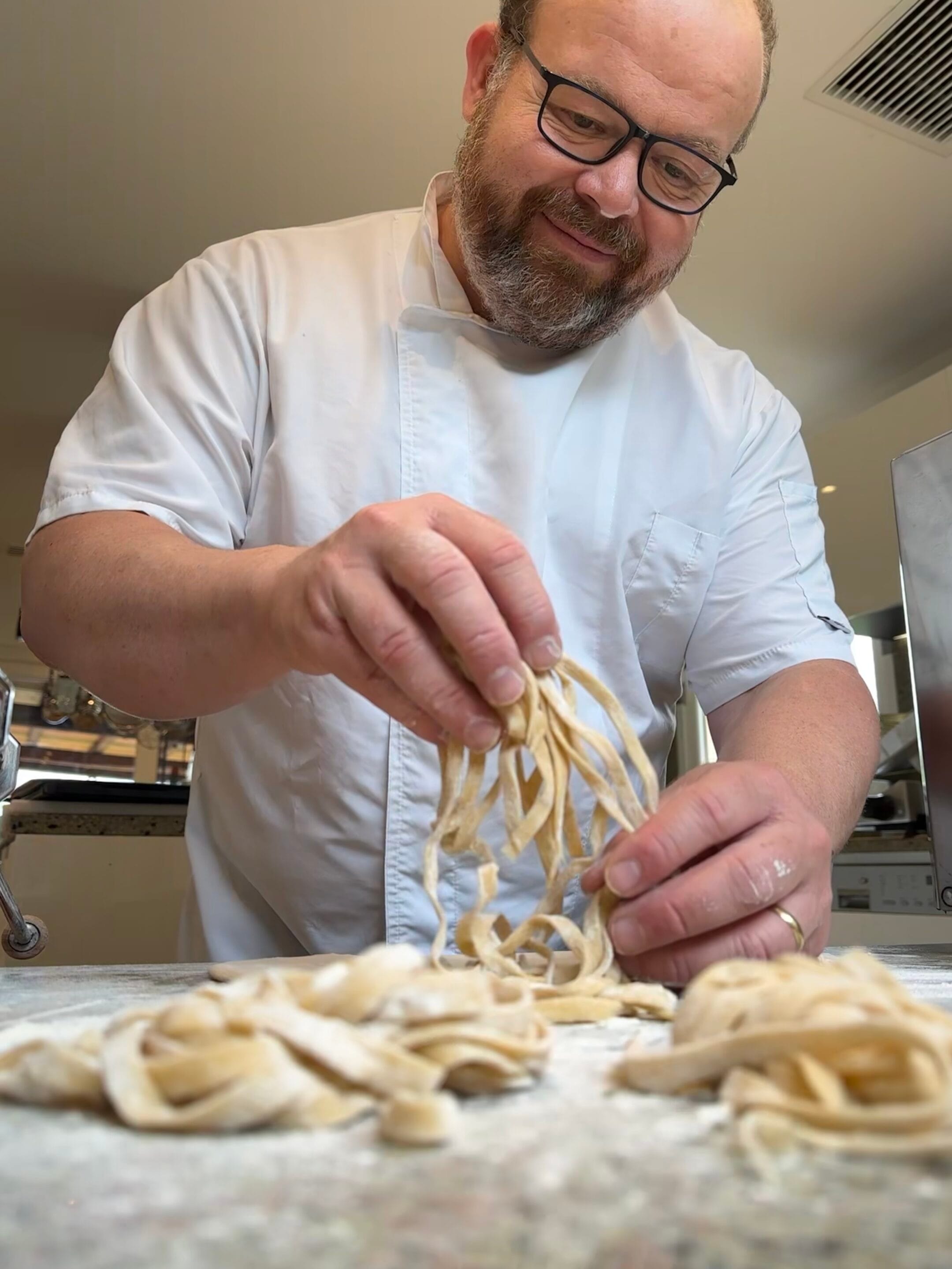 Chef silvio forech fazendo pasta