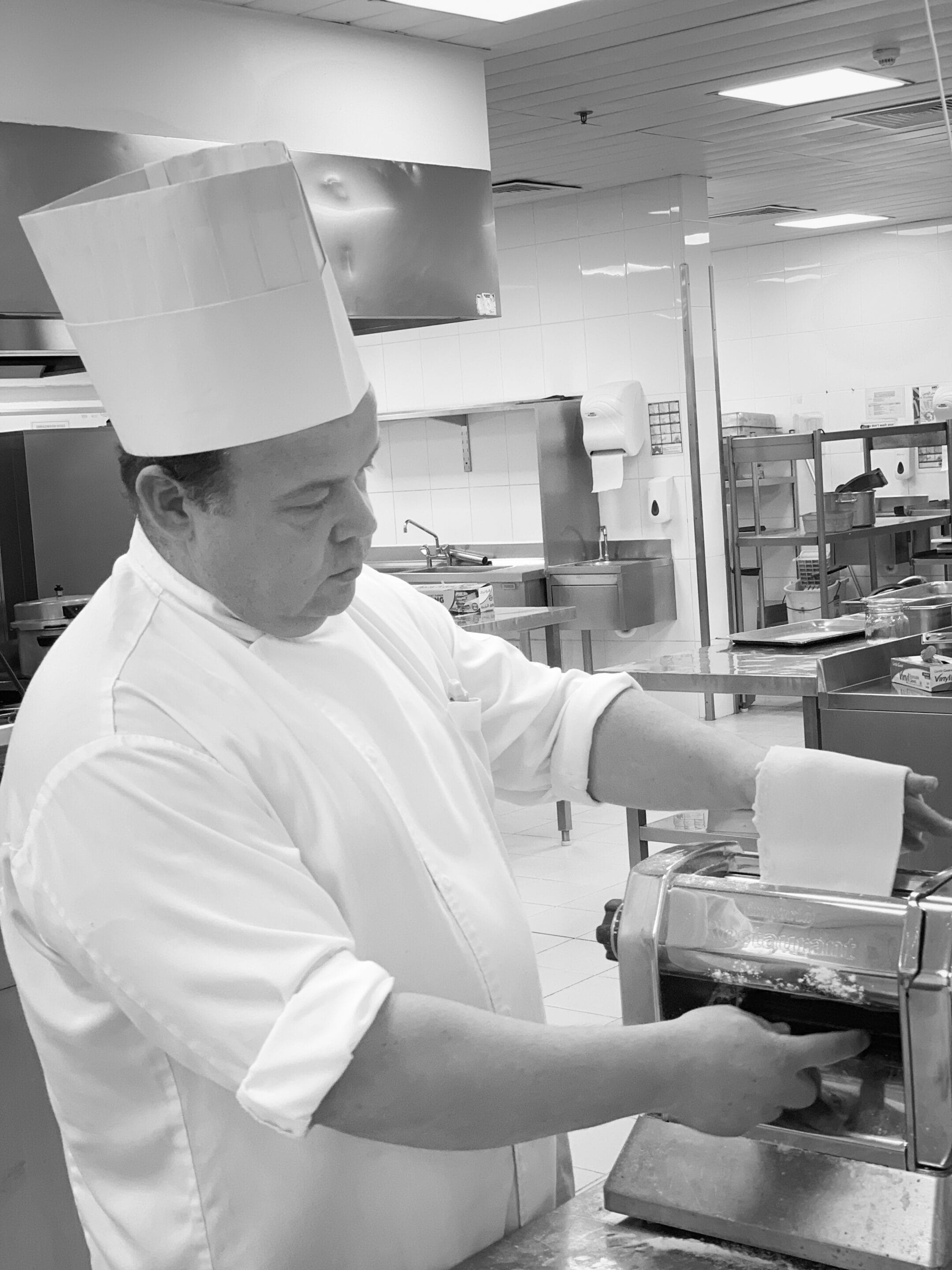 Chef silvio forech fazendo pasta Chef silvio forech fazendo pasta